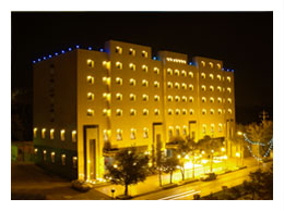 نمای هتل پرسپولیس شیراز در شب